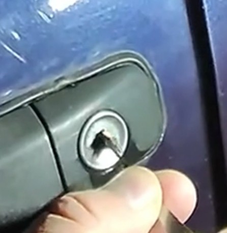 Сломался ключ в замке автомобиля? Главное — не паниковать и не ломать!